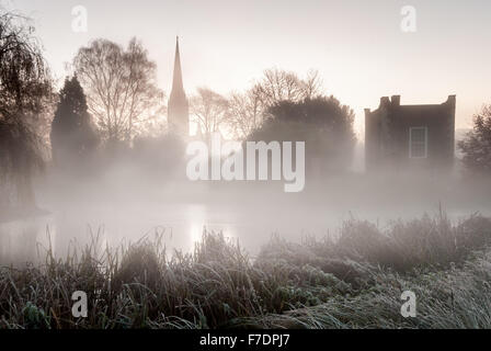 La cathédrale de Salisbury sur une froide frosty matin brumeux Banque D'Images