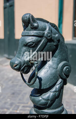 Des poteaux métalliques avec des extrémités en forme de ligne de chevaux dans les rues de New Orleans Banque D'Images