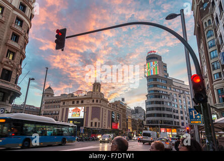 La Gran Via, au coeur de Madrid, dans le quartier commercial, avec des capacités et de charognes Cine Callao en arrière-plan. Madrid, Espagne Banque D'Images