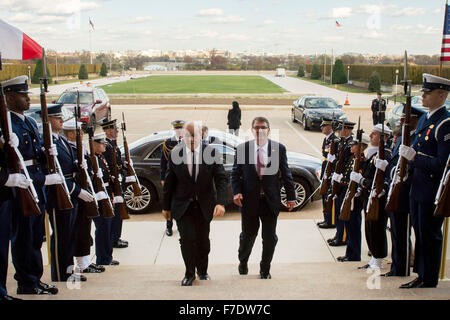 Le secrétaire américain de la Défense Ash Carter se félicite de ministre français de la Défense Jean-Yves le Drian au Pentagone le 24 novembre 2015 à Arlington, en Virginie. Cette visite intervient après les attaques terroristes sur Paris. Banque D'Images