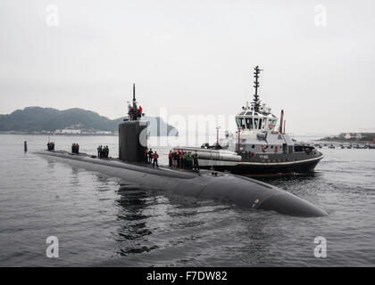 US Navy attaque rapide de classe Los Angeles sous-marin nucléaire USS Charlotte amarré au parc automobile de commandant au cours d'une visite programmée de Yokosuka le 24 novembre. 2015 à Yokosuka, Japon. Banque D'Images