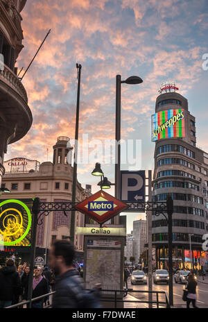 Entrée de métro Callao sur la Gran Via, au coeur de Madrid, dans le quartier commerçant avec Carrion Madrid bâtiment en arrière-plan Banque D'Images