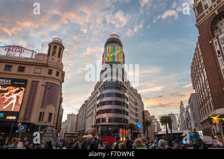 La Gran Via, au coeur de Madrid, dans le quartier commercial, avec des capacités et de charognes Cine Callao en arrière-plan. Madrid, Espagne Banque D'Images