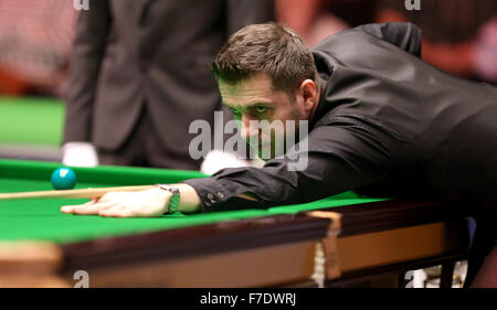 New York. 29 Nov, 2015. Mark Selby, d'Angleterre, fait concurrence au cours du deuxième tour contre son compatiot Oliver Lignes au snooker Championnat du Royaume-Uni 2015 à York, Angleterre le 29 novembre 2015. Selby a gagné 6-0. © Han Yan/Xinhua/Alamy Live News Banque D'Images