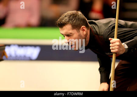 New York. 29 Nov, 2015. Mark Selby, d'Angleterre, fait concurrence au cours du deuxième tour contre son compatiot Oliver Lignes au snooker Championnat du Royaume-Uni 2015 à York, Angleterre le 29 novembre 2015. Selby a gagné 6-0. © Han Yan/Xinhua/Alamy Live News Banque D'Images