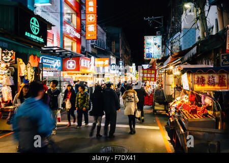 Taipei, Taiwan - le 30 janvier 2015 : l'avis de marché de nuit de Shilin la nuit avec de nombreux touristes. Banque D'Images