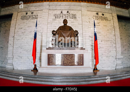 Taipei, Taiwan - le 2 février 2015 : La statue de Chiang-Kai-shek et le drapeau de République populaire de Chine dans le CKS Memorial Hall. Banque D'Images