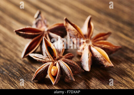 L'anis étoilé sur table en bois sombre. Banque D'Images