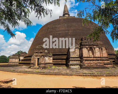 Polonnaruwa ruine était la deuxième capitale du Sri Lanka après la destruction de Polonnaruwa. La photographie est bouddhiste présentation Banque D'Images