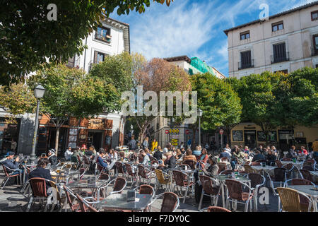 Le soleil brille dans un café sur la Plaza de San Ildefonso, Malasaña, district de Madrid, Espagne. Banque D'Images