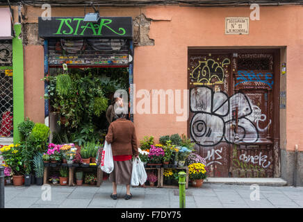 Scène de rue avec des graffitis dans le quartier de Malasaña de Madrid, Espagne. Banque D'Images