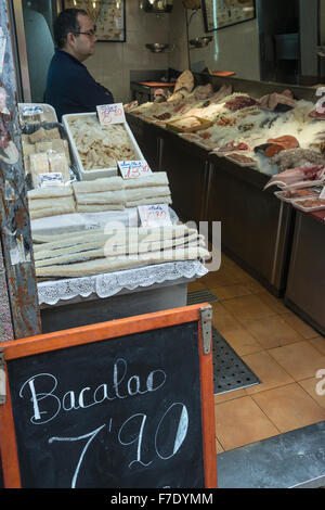 Bacalao, morue séchée, en vente dans une boutique de la poissonnerie de Malasaña, district de Madrid. Banque D'Images