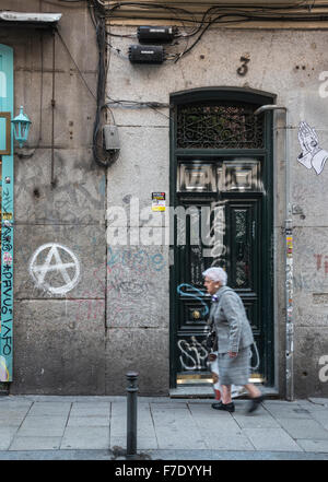 Scène de rue avec des graffitis dans le quartier de Malasaña de Madrid, Espagne. Banque D'Images