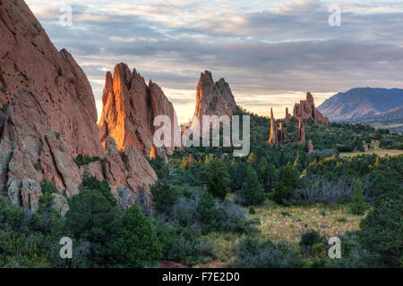 Lever du soleil sur les formations de roches rouges du Jardin des Dieux, à Colorado Springs, Colorado Banque D'Images