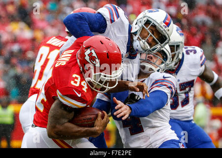 Kansas City, MO, USA. 29 Nov, 2015. Kansas City Chiefs d'utiliser de nouveau Knile Davis (34) renvoie une kickoff au cours de la NFL match entre les Bills de Buffalo et les Kansas City Chiefs au Arrowhead Stadium de Kansas City, MO Tim Warner/CSM. Banque D'Images
