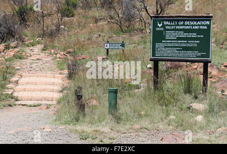 Sentier de la vallée de la désolation à Camdeboo Parc national en Afrique du Sud Banque D'Images