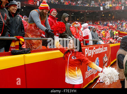 Kansas City, MO, USA. 29 Nov, 2015. Kansas City Chiefs cheerleaders pendant le match de la NFL entre les Bills de Buffalo et les Kansas City Chiefs au Arrowhead Stadium de Kansas City, MO. Les chefs défait les projets 30-22 Tim Warner/CSM/Alamy Live News Banque D'Images