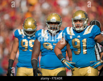 Los Angeles, CA, USA. 28 Nov, 2015. Le joueur de ligne défensive UCLA Bruins (97) Kenny Clark en action lors d'un match entre les Bruins de UCLA et de l'USC Trojans au Los Angeles Memorial Coliseum de Los Angeles, Californie. L'USC a vaincu les Bruins de UCLA 40-21.(crédit obligatoire : Juan Lainez/MarinMedia/Cal Sport Media) © csm/Alamy Live News Banque D'Images