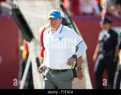 Los Angeles, CA, USA. 28 Nov, 2015. L'entraîneur-chef de l'UCLA, Jim Mora court vers le terrain avant que d'un match entre les Bruins de UCLA et de l'USC Trojans au Los Angeles Memorial Coliseum de Los Angeles, Californie. L'USC a vaincu les Bruins de UCLA 40-21.(crédit obligatoire : Juan Lainez/MarinMedia/Cal Sport Media) © csm/Alamy Live News Banque D'Images