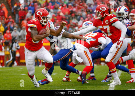 Kansas City, MO, USA. 29 Nov, 2015. Kansas City Chiefs d'utiliser de nouveau Knile Davis (34) renvoie une kickoff au cours de la NFL match entre les Bills de Buffalo et les Kansas City Chiefs au Arrowhead Stadium de Kansas City, MO Tim Warner/CSM. Banque D'Images
