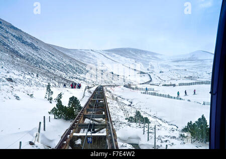 Vue du transport de funiculaire de voies ascendantes à l'immeuble, le Lagopède haut sur Cairngorm Mountain, centre de ski l'hiver, les Highlands écossais au Royaume-Uni. Banque D'Images