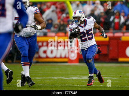 Kansas City, MO, USA. 29 Nov, 2015. Buffalo Bills LeSean McCoy running back (25) au cours de la NFL match entre les Bills de Buffalo et les Kansas City Chiefs au Arrowhead Stadium de Kansas City, MO Tim Warner/CSM. Banque D'Images