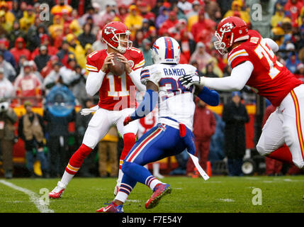 Kansas City, MO, USA. 29 Nov, 2015. Kansas City Chiefs quarterback Alex Smith (11) a l'air d'adopter au cours de la NFL match entre les Bills de Buffalo et les Kansas City Chiefs au Arrowhead Stadium de Kansas City, MO Tim Warner/CSM. Banque D'Images