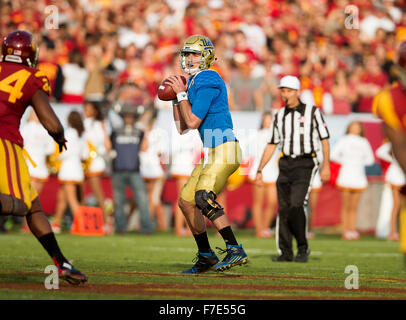 Los Angeles, CA, USA. 28 Nov, 2015. UCLA Bruins quarterback (3) Josh Rosen recherche un récepteur ouvert pendant un match entre les Bruins de UCLA et de l'USC Trojans au Los Angeles Memorial Coliseum de Los Angeles, Californie. L'USC a vaincu les Bruins de UCLA 40-21.(crédit obligatoire : Juan Lainez/MarinMedia/Cal Sport Media) © csm/Alamy Live News Banque D'Images