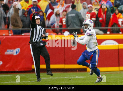 Kansas City, MO, USA. 29 Nov, 2015. Buffalo Bills quarterback Tyrod Taylor (5) au cours de la NFL match entre les Bills de Buffalo et les Kansas City Chiefs au Arrowhead Stadium de Kansas City, MO Tim Warner/CSM. Banque D'Images