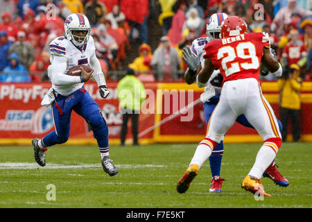 Kansas City, MO, USA. 29 Nov, 2015. Buffalo Bills quarterback Tyrod Taylor (5) au cours de la NFL match entre les Bills de Buffalo et les Kansas City Chiefs au Arrowhead Stadium de Kansas City, MO Tim Warner/CSM. Banque D'Images
