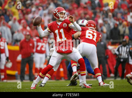 Kansas City, MO, USA. 29 Nov, 2015. Kansas City Chiefs quarterback Alex Smith (11) au cours de la NFL match entre les Bills de Buffalo et les Kansas City Chiefs au Arrowhead Stadium de Kansas City, MO Tim Warner/CSM. Banque D'Images