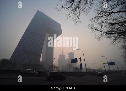 Beijing, Chine. 30Th Nov, 2015. Photo prise le 30 novembre 2015 montre la nouvelle China Central Television (CCTV) siège à Beijing, capitale de la Chine. Un épais brouillard a frappé de nombreuses régions de Chine le lundi. Credit : Luo Xiaoguang/Xinhua/Alamy Live News Banque D'Images