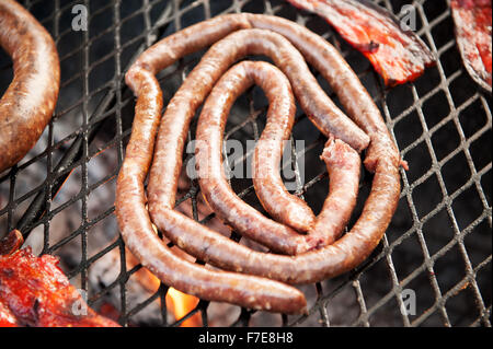 Boerwors sud-africaines traditionnelles sur un Braai cuisiniers de saucisse, ou sud-africain. barbecue. Durban, Afrique du Sud. Banque D'Images