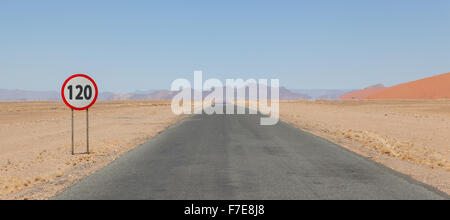 Signe de la limite de vitesse à une route du désert de Namibie, limite de vitesse de 120 km/h ou mph Banque D'Images