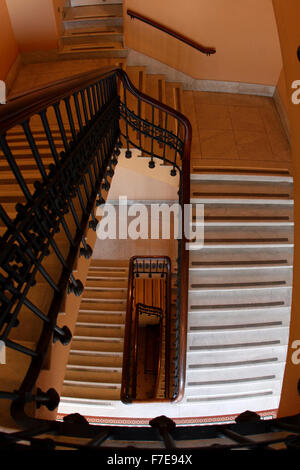En ordre décroissant d'escaliers en marbre éclairé par la lumière de la fenêtre ou d'un éclairage naturel. Banque D'Images
