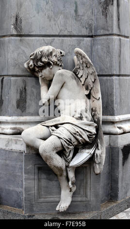 Statue d'un garçon angel au cimetière de la Recoleta de Buenos Aires, Argentine. Banque D'Images