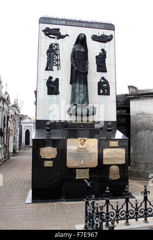 Tombe de Enrique Carlos Alberto Mosconi (21 février 1877 - 4 juin 1940) Cimetière de la Recoleta à Buenos Aires, Argentine. Banque D'Images