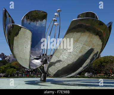 Floralis Generica fleur gigantesque Eduardo Catalano Plaza Naciones Unidas Buenos Aires Argentine Amérique du Sud Banque D'Images