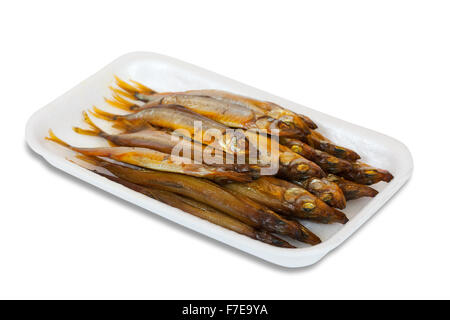 La fumée d'or-poissons séchés dans la plaque de plastique. Isolated on white Banque D'Images