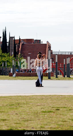 Jeune couple pratiquer le Tango argentin à l'air libre Banque D'Images