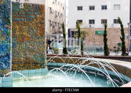 Nahum Gutman mosaïque fontaine avec des scènes de la création de Tel-Aviv et de l'état d'Israël. La fontaine est maintenant situé à Banque D'Images
