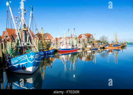Les chalutiers crevettiers dans le petit port de Neuharlingersiel, un village de pêcheurs côtiers de la mer du Nord Banque D'Images