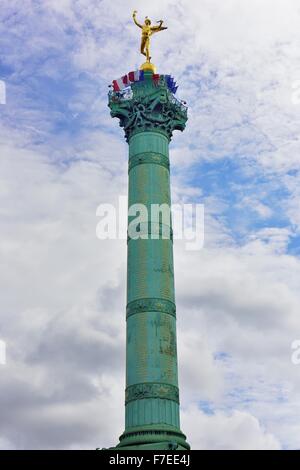 Colonne de Juillet ou Colonne de Juillet avec drapeau national, colonne commémorative pour les victimes de la révolution de juillet en 1830, Paris Banque D'Images