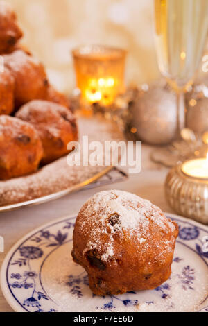 Champagne et "Oliebollen", des pâtisseries pour le Nouvel An. Banque D'Images