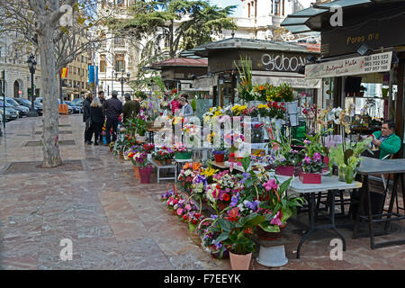 Fleuriste fleurs avec affichage de l'extérieur et les gens dans la rue. Plaza del Ayuntamiento, Valencia, Espagne Banque D'Images