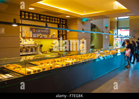 Que vous recherchiez un café concert, café et boulangerie de la chaîne, la place Omonia, Athènes, Grèce Banque D'Images