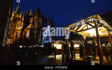 Prague, République tchèque. 29 Nov, 2015. La Première Dame tchèque Ivana Zemanova (non représenté) allumé l'arbre de Noël au château de Prague, le siège présidentiel, et a lancé la 18e campagne de financement de Noël à l'appui de SOS Villages d'enfants pour les enfants dans le besoin à Prague, République tchèque, le 29 novembre 2015. © Katerina Sulova/CTK Photo/Alamy Live News Banque D'Images