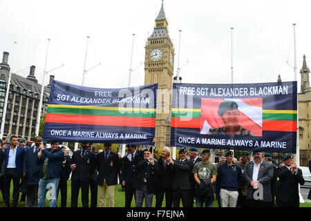 Une manifestation en soutien du Sgt Alexander Blackman, un marine qui purge une peine de prison à vie pour meurtre d'un insurgé taliban blessé, est maintenu en place du Parlement que des militaires sont mis en garde par le ministère de la Défense de ne pas y assister. En vedette : Sup Banque D'Images