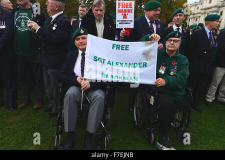 Une manifestation en soutien du Sgt Alexander Blackman, un marine qui purge une peine de prison à vie pour meurtre d'un insurgé taliban blessé, est maintenu en place du Parlement que des militaires sont mis en garde par le ministère de la Défense de ne pas y assister. En vedette : Sup Banque D'Images