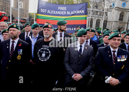 Une manifestation en soutien du Sgt Alexander Blackman, un marine qui purge une peine de prison à vie pour meurtre d'un insurgé taliban blessé, est maintenu en place du Parlement que des militaires sont mis en garde par le ministère de la Défense de ne pas y assister. En vedette : Sup Banque D'Images